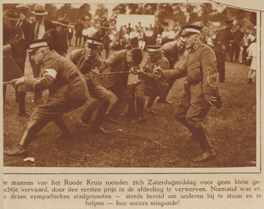 873628 Afbeelding van mannen van het Rode Kruis die deelnemen aan het onderdeel touwtrekken tijdens de volksspelen op ...